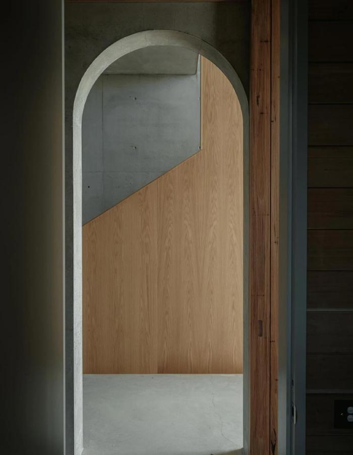 Architectural concrete in Surf Coast home by True Grade Concreting